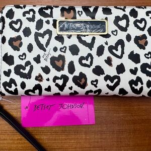 ❤️ Betsey Johnson Heart Pattern Wallet NWT